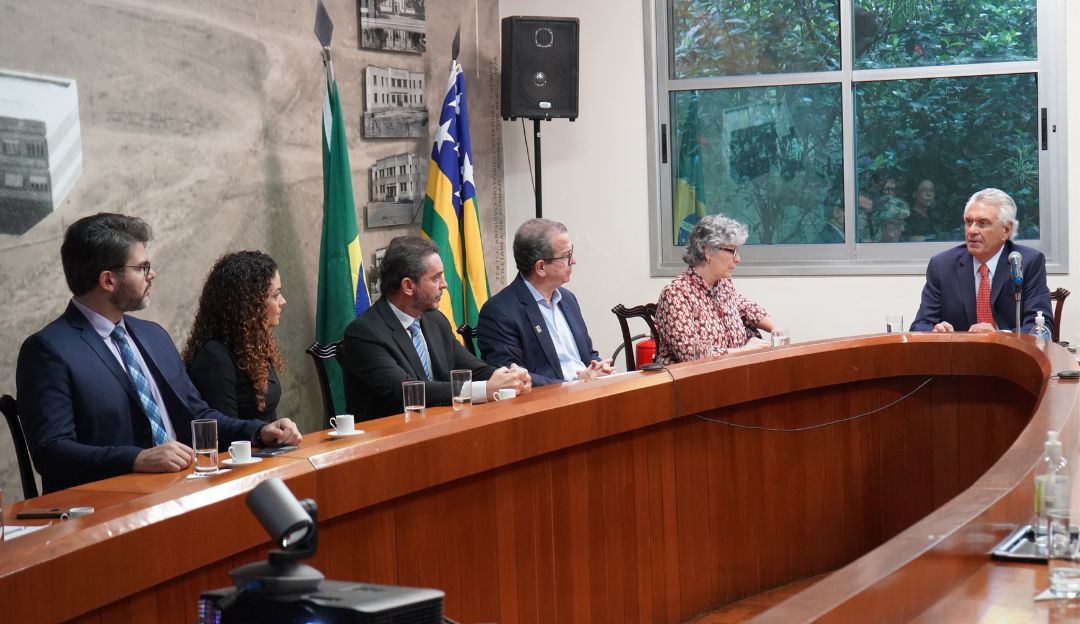 Ronaldo Caiado participa de reunião para entrega de relatório do convênio para gestão e operacionalização dos Cotecs