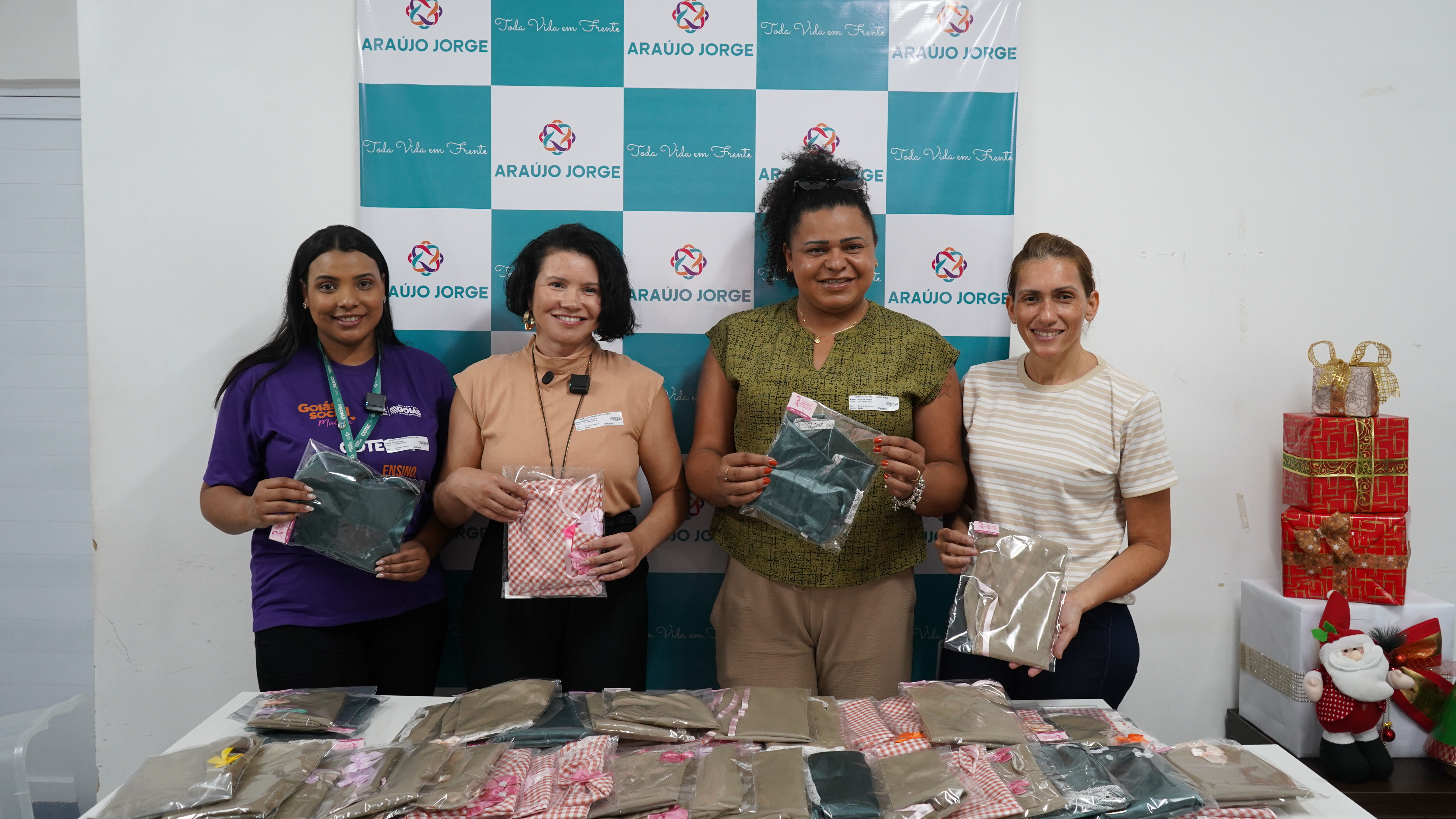 Cotec Sebastião Siqueira entrega lenços confeccionados por alunas e alunos ao Hospital Araújo Jorge Cotec Sebastião Siqueira entrega lenços confeccionados por alunas e alunos ao Hospital Araújo Jorge