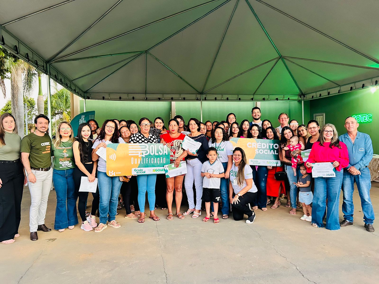 Em dez municípios goianos, Colégios Tecnológicos entregam certificados de cursos